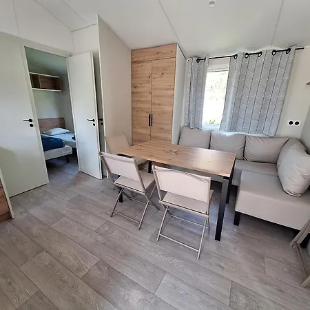 Des Papillons אתר קמפינג