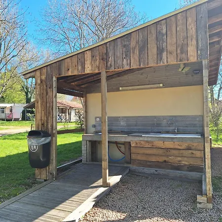 Des Papillons אתר קמפינג Lalizolle