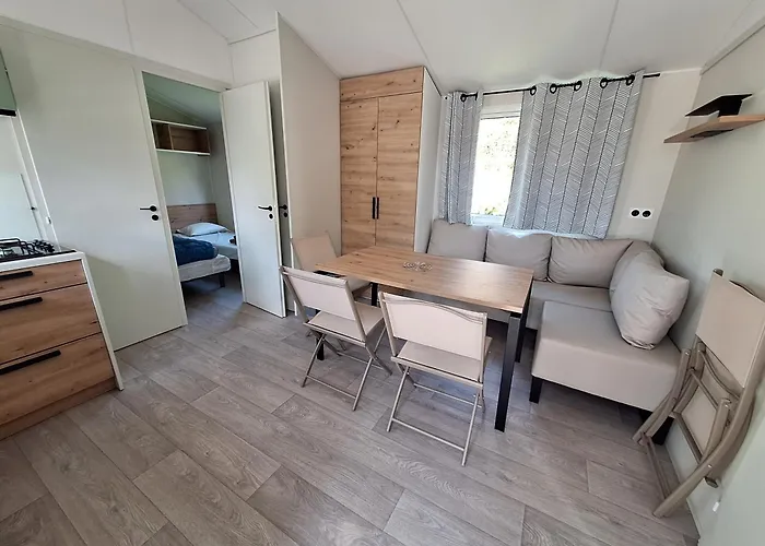 Des Papillons אתר קמפינג