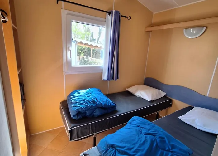 Des Papillons אתר קמפינג